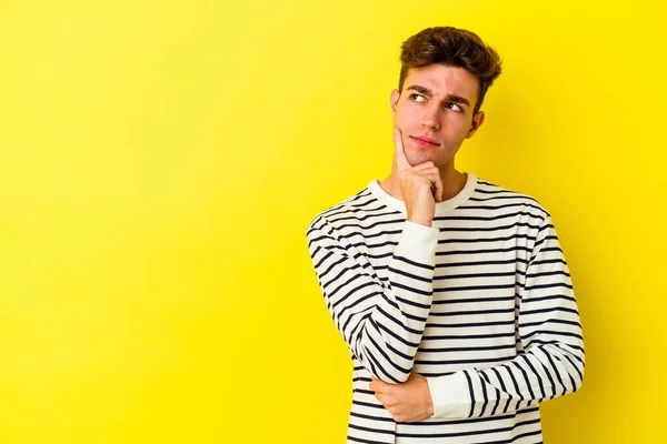 Young Caucasian Man Isolated Yellow Background Looking Sideways Doubtful Skeptical — Stock Photo, Image