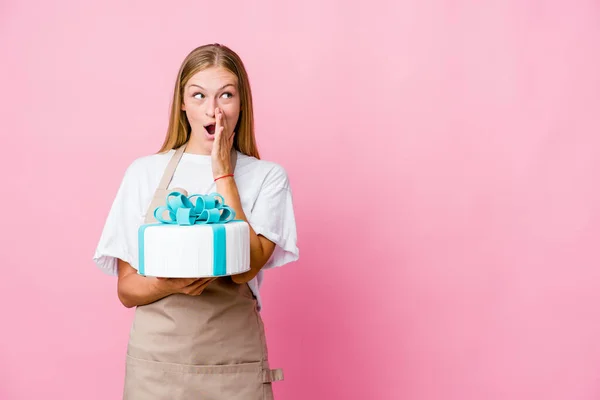 Junge Russische Bäckerin Hält Einen Leckeren Kuchen Der Hand Und — Stockfoto