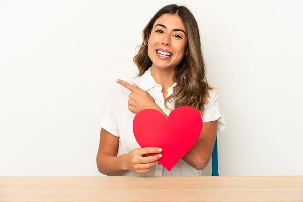 Jovem Caucasiana Segurando Dia Dos Namorados Coração Isolado Sorrindo Apontando — Fotografia de Stock