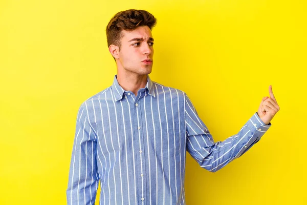 Young Caucasian Man Isolated Yellow Background Pointing Finger You Inviting — Stock Photo, Image