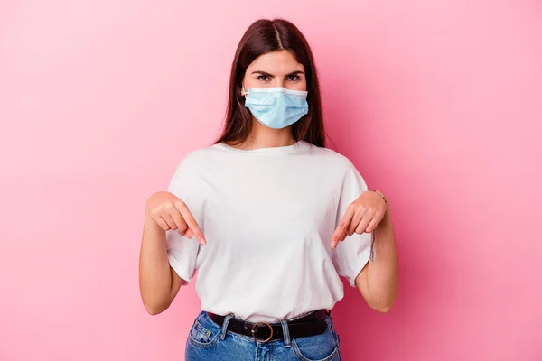 Giovane Donna Caucasica Indossa Una Maschera Virus Isolato Sfondo Rosa — Foto Stock