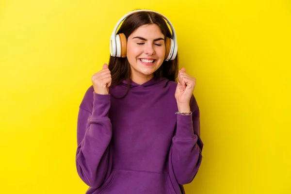 Νεαρή Καυκάσια Γυναίκα Που Ακούει Μουσική Ακουστικά Απομονωμένα Ροζ Γροθιά — Φωτογραφία Αρχείου