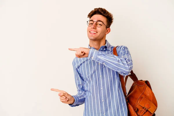 Jonge Student Man Geïsoleerd Witte Achtergrond Opgewonden Wijzend Met Wijsvingers — Stockfoto