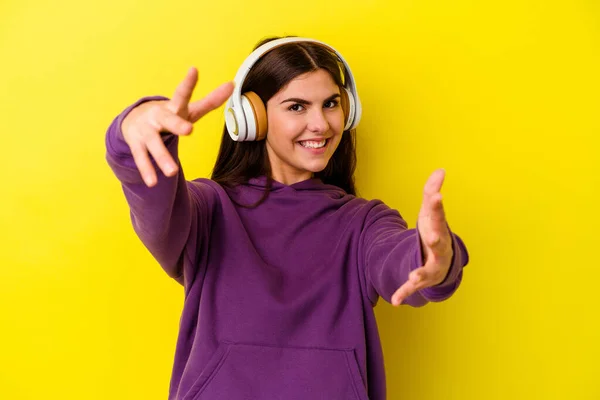 Young Caucasian Woman Listening Music Headphones Isolated Pink Background Feels — Stock Photo, Image