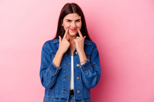 Mujer Joven Caucásica Aislada Sobre Fondo Rosa Dudando Entre Dos — Foto de Stock