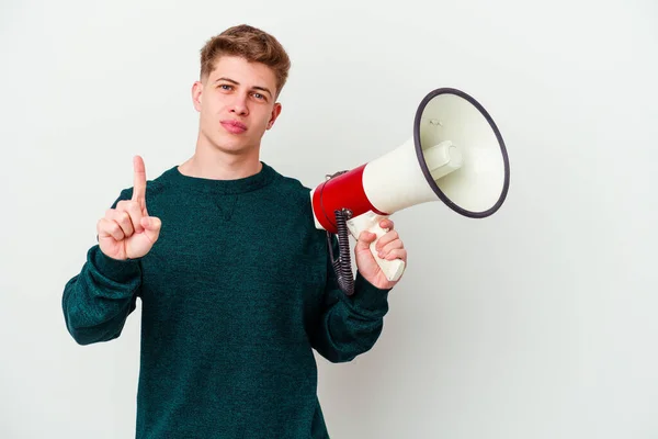 Ung Kaukasier Man Som Håller Megafon Isolerad Vit Bakgrund Visar — Stockfoto