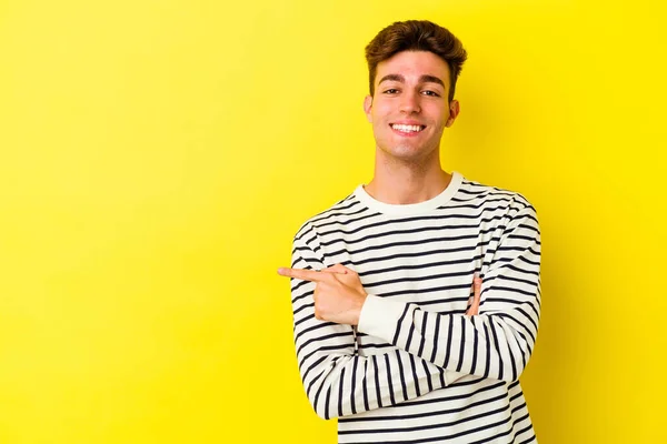 Jovem Caucasiano Isolado Fundo Amarelo Sorrindo Alegremente Apontando Com Dedo — Fotografia de Stock