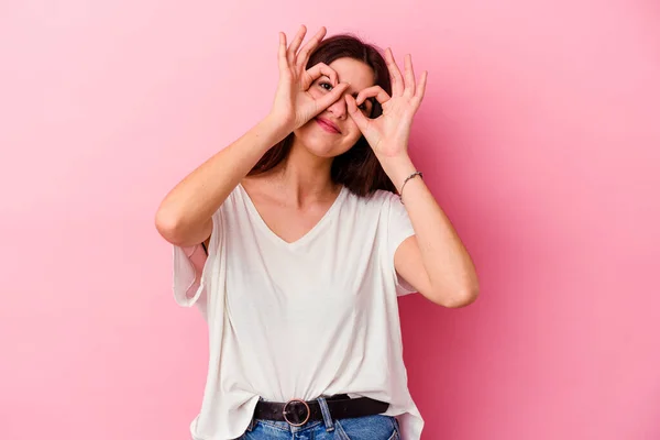 Mujer Joven Caucásica Aislada Sobre Fondo Rosa Mostrando Signo Aceptable — Foto de Stock