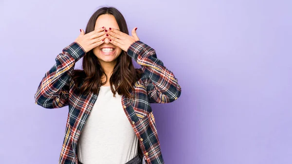 Jonge Gemengde Ras Spaanse Vrouw Geïsoleerd Bedekt Ogen Met Handen — Stockfoto