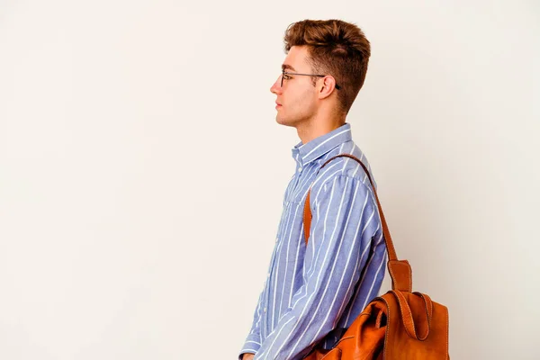 Jovem Estudante Homem Isolado Fundo Branco Olhando Para Esquerda Lateralmente — Fotografia de Stock