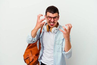 Beyaz arka planda izole edilmiş müzik dinleyen beyaz tenli genç bir öğrenci gergin elleriyle çığlık atıyor..