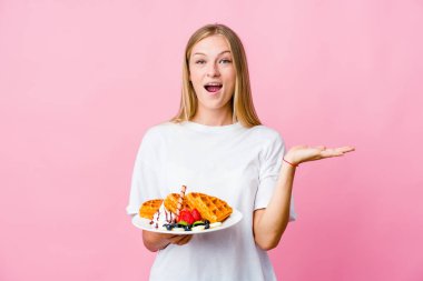 Waffle yiyen genç Rus kadın şaşırdı ve şok oldu..