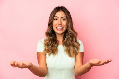 Kafkasyalı genç bir kadın izole edilmiş, hoş bir ifade sergiliyor..