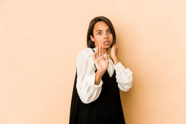 Genç İspanyol kadın yaklaşan bir tehlikeden dolayı şoka girdi.