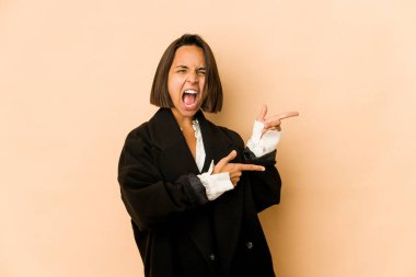 Genç İspanyol kadın, işaret parmaklarıyla bir fotokopi alanını işaret ederek heyecan ve arzusunu ifade ediyor..