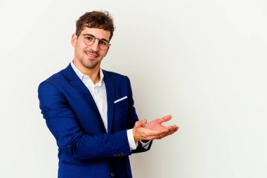 Beyaz arka planda izole edilmiş beyaz iş adamı bir avuç içinde fotokopi alanı ve belinde başka bir el tutuyor..