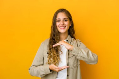 İki eliyle bir şey tutan beyaz bir kadın, ürün sunumu..