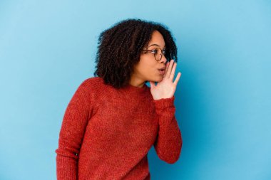 Genç Afro-Amerikan melez kadın izole edilmiş gizli sıcak fren haberini veriyor ve kenara bakıyor.