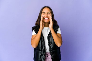 Genç melez kadın dedikodu yapıyor, bir şeyleri haber veriyor..