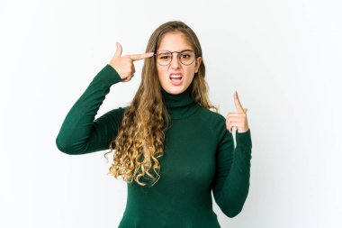 Beyaz bir kadın işaret parmağıyla hayal kırıklığı jesti yapıyor..