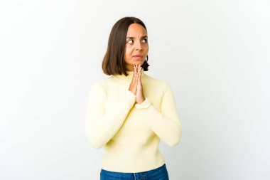 Genç melez kadın dua ediyor, bağlılık gösteriyor, dindar kişi ilahi ilhamı arıyor..