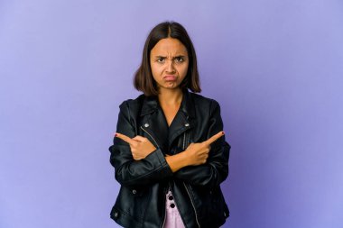 Genç melez kadın iki seçenek arasında seçim yapmaya çalışıyor..