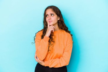 Kafkasyalı kıvırcık saçlı, genç bir kadın. Düşünüyor, bir strateji planlıyor, nasıl bir iş kurulacağını düşünüyor..