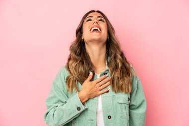 Kafkasyalı genç bir kadın yalnızken kahkahalar atıyordu..