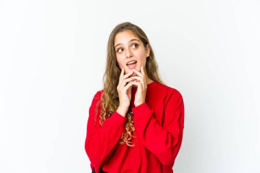 Kafkasyalı genç kadın bir plan yapıyor, bir fikir kuruyor..