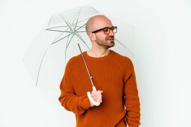 Şemsiyesi olan genç kel adam gülümseyen, neşeli ve keyifli bakışlarını bir yana bırak..