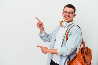 Beyaz arka planda izole edilmiş müzik dinleyen beyaz tenli genç bir öğrenci işaret parmaklarıyla işaret ederek heyecanlanıyor..