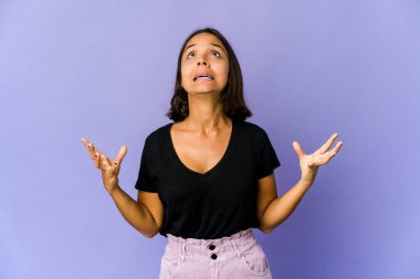 Genç melez kadın gökyüzüne bağırıyor, yukarı bakıyor, hayal kırıklığına uğramış..