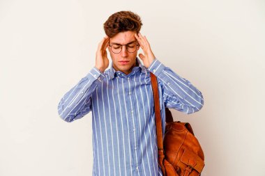 Beyaz arka planda izole edilmiş genç bir öğrenci tapınaklara dokunuyor ve baş ağrısı çekiyor..