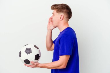 Arka planda izole bir şekilde futbol oynayan beyaz bir adam bağırıyor ve avuç içini açık tutuyor..