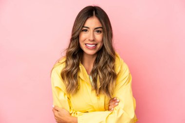 Genç beyaz kadın yalnız gülüyor ve eğleniyor..