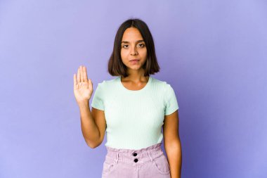 Genç melez kadın gülümseyerek beş numarayı parmaklarıyla gösteriyor..