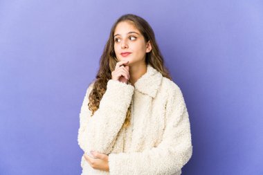 Şüpheli ve şüpheci bir ifadeyle yan bakan beyaz, tatlı bir kadın..