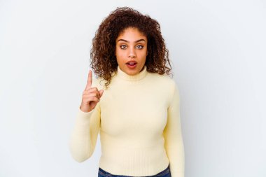 Beyaz arka planda izole edilmiş genç Afrikalı Amerikalı kadın bir fikri, ilham konsepti var..