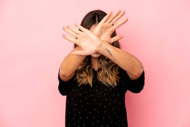 Kafkasyalı genç bir kadın izole edilmiş iki kolu çapraz tutuyor, inkar kavramı.