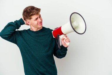 Beyaz arka planda izole edilmiş bir megafon tutan genç beyaz bir adam kafasının arkasına dokunuyor, düşünüyor ve bir seçim yapıyor..