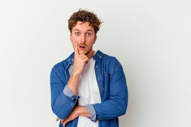 Beyaz arka planda izole edilmiş beyaz bir genç adam, yaratıcılık kavramı, harika bir fikre sahip..