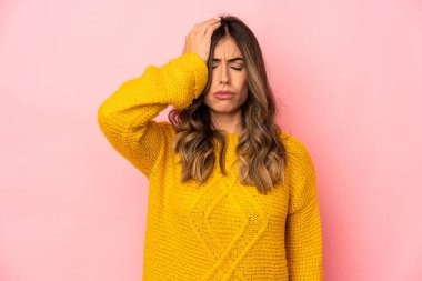 Kafkasyalı genç kadın kendini soyutlamış yorgun ve uykulu bir şekilde ellerini başının üstünde tutuyor..