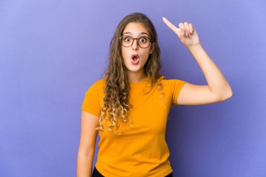 Kafkasyalı güzel bir kadının harika bir fikri var, yaratıcılık kavramı..