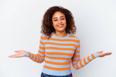 Beyaz arka planda izole edilmiş genç Afrikalı Amerikalı kadın hoş bir ifade sergiliyor..