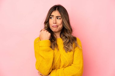 Kafkasyalı genç bir kadının kafası karışmış, kendinden emin değil..