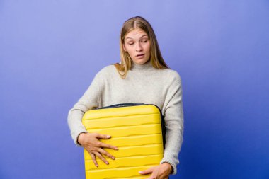 Sürekli tekrarlanan bir görevden bıkıp seyahat etmek için bavul tutan genç Rus kadın..