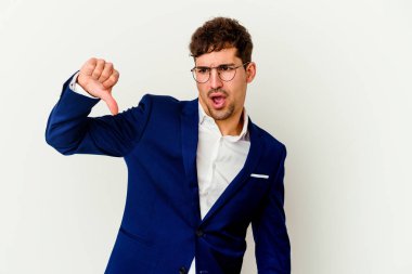 Beyaz arka planda izole edilmiş beyaz iş adamı baş parmağını aşağı gösteriyor ve hoşlanmadığını ifade ediyor..