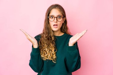 Genç beyaz kadın şaşırdı ve şok oldu..