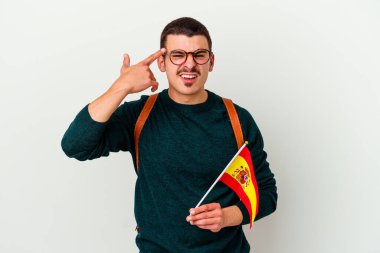 Beyaz arka planda ingilizce okuyan beyaz bir adam işaret parmağıyla hayal kırıklığı jesti gösteriyor..