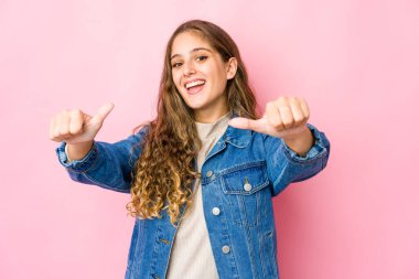 Kafkasyalı genç bir kadın iki parmağını da kaldırıyor, gülümsüyor ve kendinden emin..